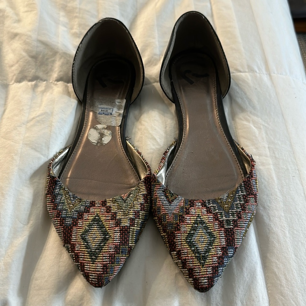 Report Pointed Toe Flats